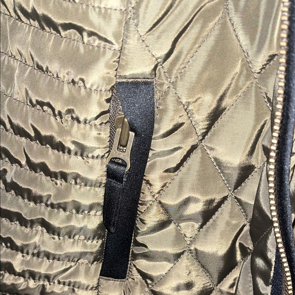 NWOT Women’s Cremieux Green Quilted Jacket with Shearling Collar
Medium - Picture 4 of 8